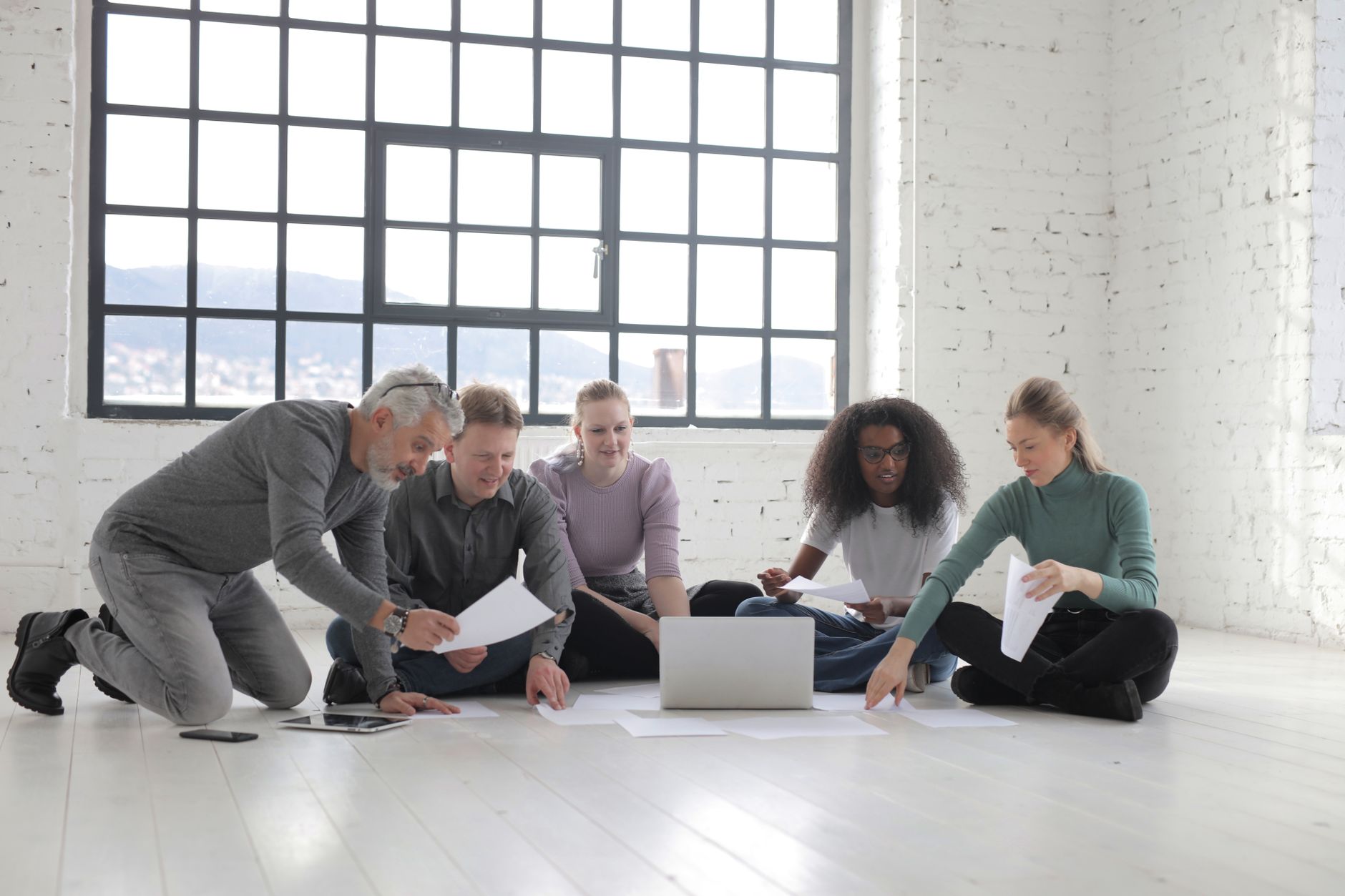 Team members planning a multilingual website project together on a computer